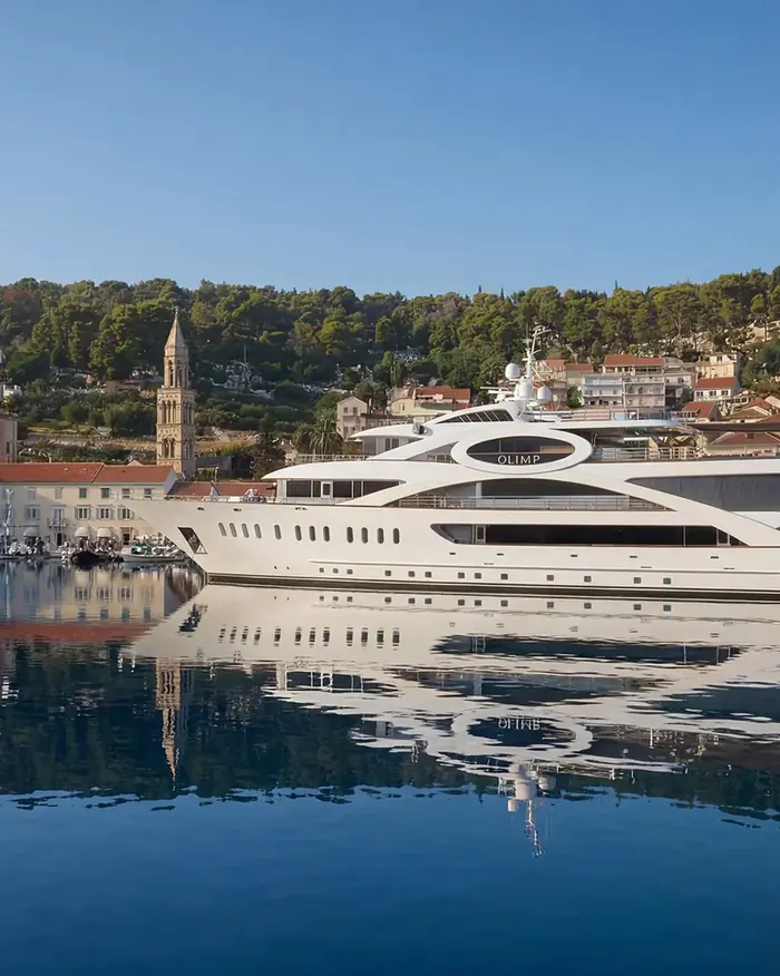 Een jacht in de haven van Hvar