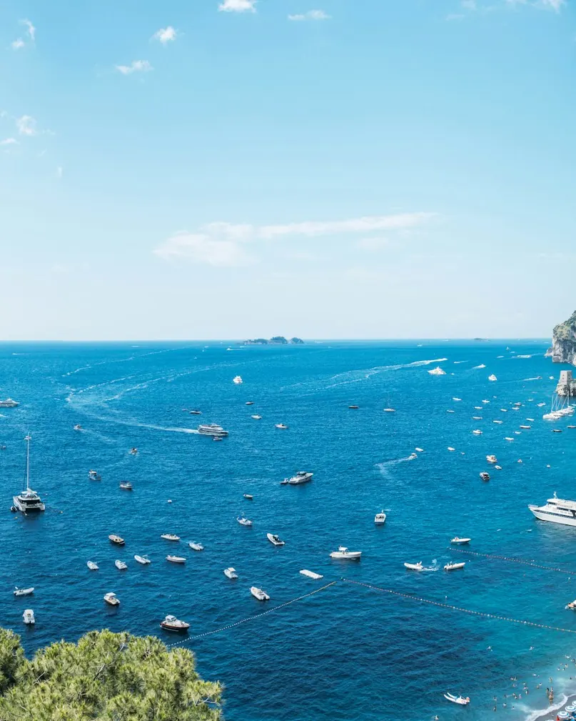 Positano met boten in de blauwe zee