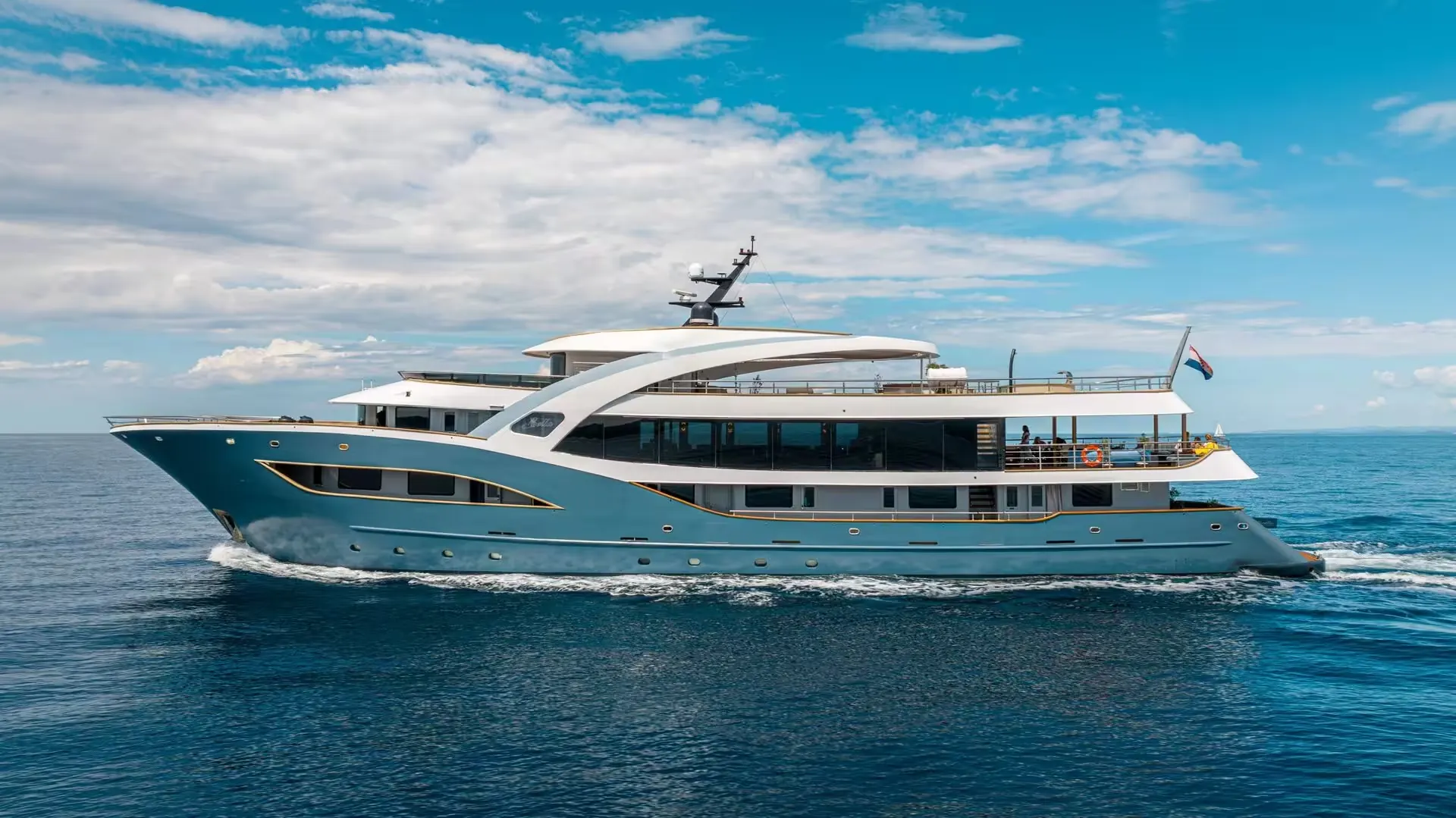 Motorjacht Azzurra op open zee